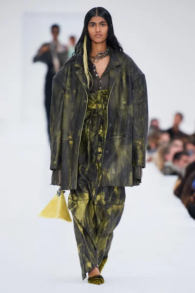 Look 15